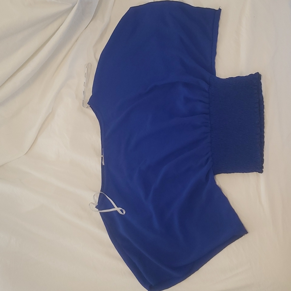 A blue flow shirt. Size medium from papaya. Great for an interview. Never worn